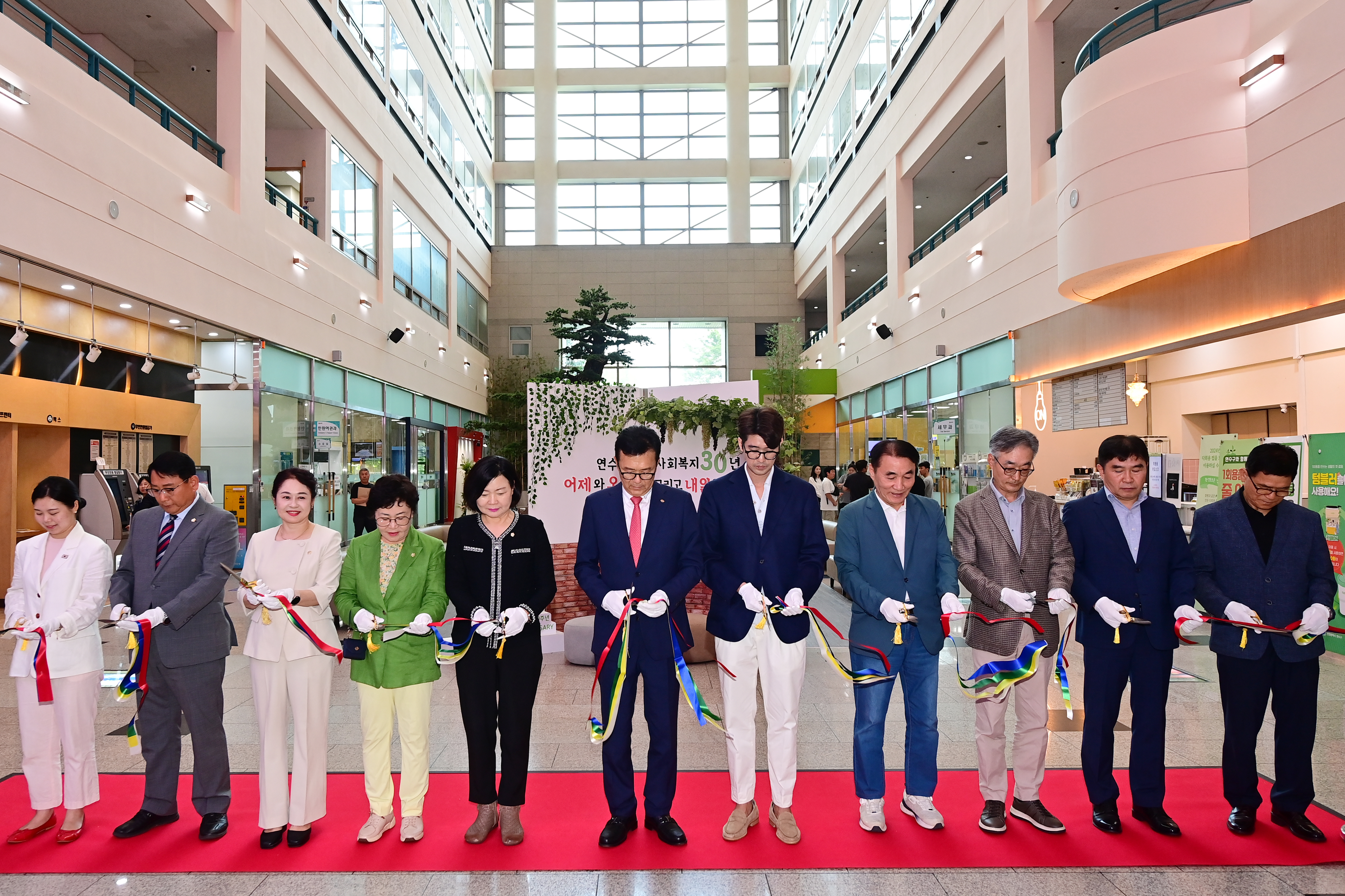 연수구는 지난 15일 구청 대회의실과 송죽원에서 구민과 사회복지 관계자가 참석한 가운데 제26회 연수구 사회복지의 날 기념행사를 성황리에 마쳤다